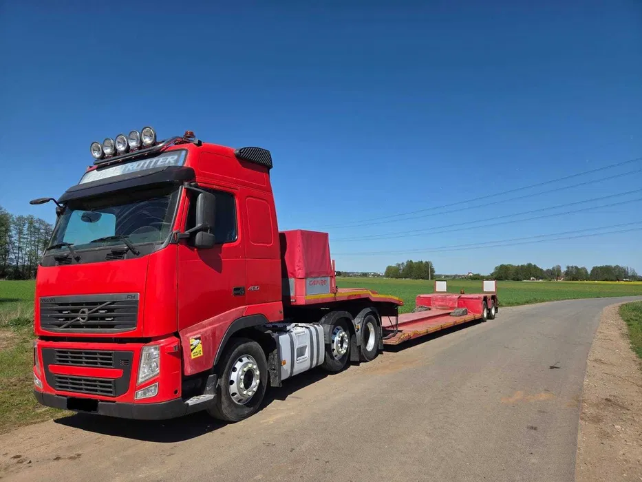 Czerwony ciągnik Volvo z naczepą REN-PAUL